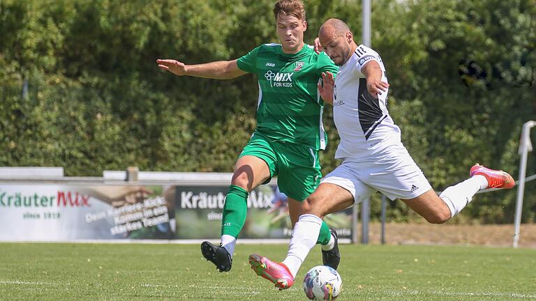 Neuzugang Fabio Feidel (rechts), hier bei einem Vorbereitungsspiel im Duell mit Schweinfurts Adam Jabiri, traf gegen den 1. SC Feucht per Kopf zur Führung für den TSV Abtswind.