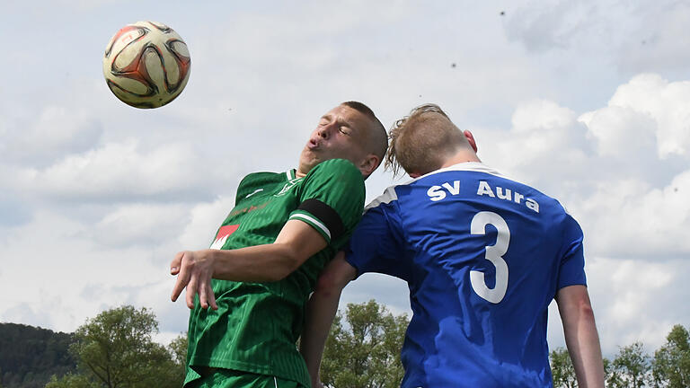Fußball-Relegation: Der SV Garitz schlägt den SV Aura - Nicht unterbinden kann Auras Justus Waldig den Kopfball des Garitzers David Hippler. Fußball-Relegation: Der SV Garitz schlägt den SV Aura - Nicht unterbinden kann Auras Justus Waldig den Kopfball des Garitzers David Hippler.