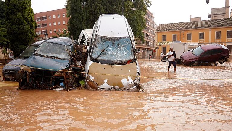 urn_newsml_dpa.com_20090101_241030-99-871799-v3-s2048.jpeg       -  In der Stadt Valencia haben die Wassermassen Autos übereinander geschoben.