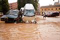 urn_newsml_dpa.com_20090101_241030-99-871799-v3-s2048.jpeg       -  In der Stadt Valencia haben die Wassermassen Autos übereinander geschoben.