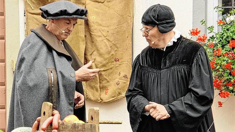 Der Verfasser des &bdquo;Kroatensturm auf die Kirchenburg&ldquo; Pfarrer Christian Schümann (rechts) war aus Fürth angereist und spielte im Theaterstück auch wieder mit.