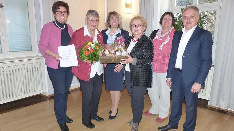 Vier Jahrzehnte lang unterstützte Hiltrud Müller die Frauen- Union als Schriftführerin. Zum Abschied aus dem Amt gratulierten Edeltraud Baumgartl, Hiltrud Müller, Martina Gießübel, Annemarie Schule, Annemarie Lutz und Gast Lothar Zachmann.