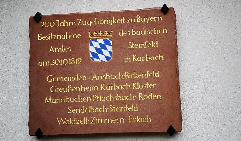 Die von Steinmetz Niklas Dienstl gefertigte Gedenktafel am historischen Gasthaus Stern in Karbach erinnert an das Ebnde des Badischen Amtes Steinfeld.