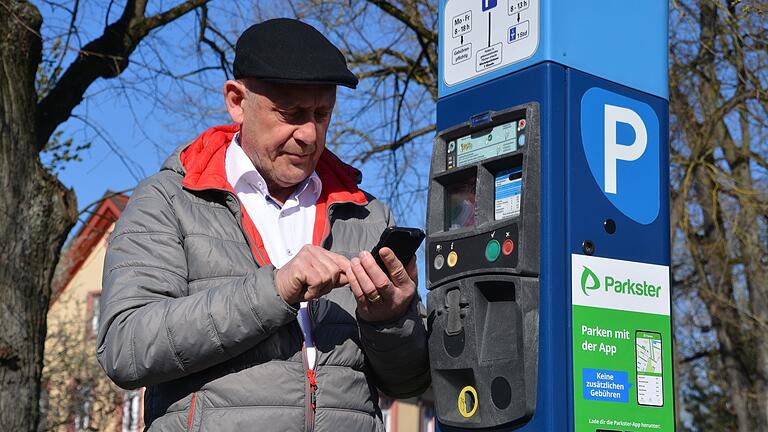 Parken mit Smartphone in Karlstadt.