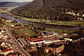 Der Sportplatz des TSV Lohr Anfang der 1960er-Jahre. Das Luftbild zeigt die mittlerweile verschwundene Firma Knecht im Vordergrund, die alte Stadthalle und die alte Sport- und Festhalle. Links an der Jahnstraße sind die Firma Goßmann mit der Shell-Tankstelle (heute Kupsch-Markt), Baustoff-Friedel (jetzt Dänisches Bettenlager und Blues Corner), danach die Aral-Tankstelle und Reifen-Thiele zu sehen.