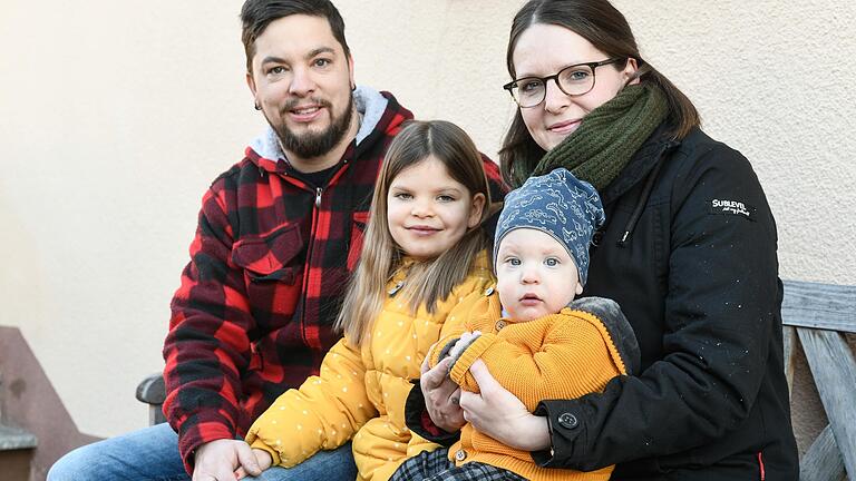 Der kleine Moritz hatte einen schweren Start ins Leben. Mittlerweile hat er sich von allen Strapazen gut erholt und genießt es daheim mit Mama Kim, Papa Nico und Schwester Lara zu sein.&nbsp;