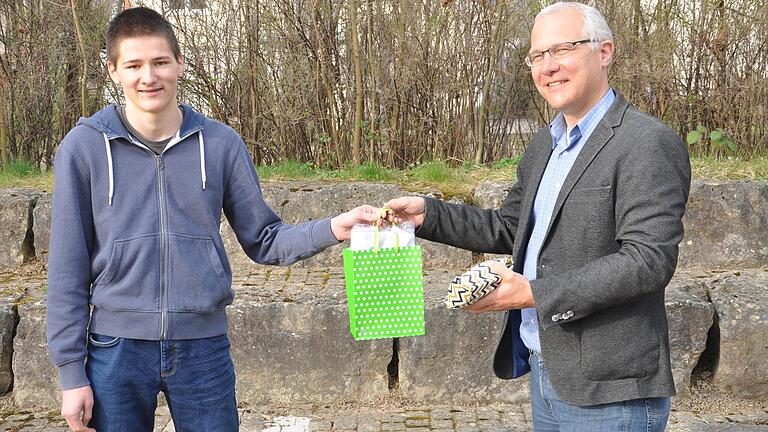 Das Bild zeigt Fabian Michel mit Chemielehrer Karl Vogt.