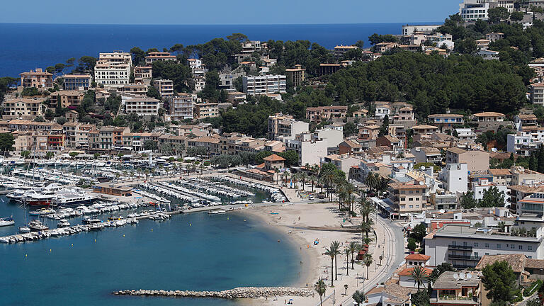 219444612.jpg       -  Unweit von Sóller entfernt liegt die Hafenstadt Port de Sóller. Die Bucht lockt jährlich Tausende Besucher an. Auch viele Deutsche verbringen ihren Urlaub dort.