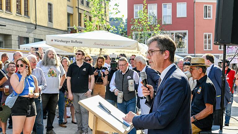 Am Donnerstag eröffnete Oberbürgermeister Christian Schuchart den neu gestalteten Platz zwischen alter Mainbrücke und Rathaus.