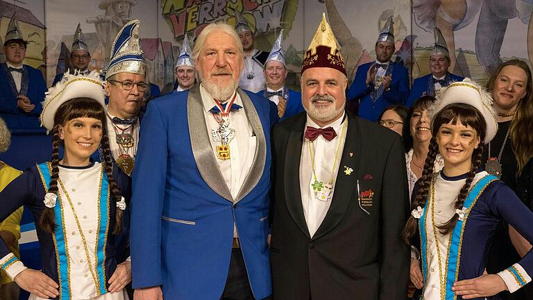 Verleihung des 'Till von Franken' (von links): Sarah Henn (Elferratsgarde), Lothar Walter, Siegfried Schnellbach (Fastnacht-Verband Franken), Lara Wander (Elferratsgarde).