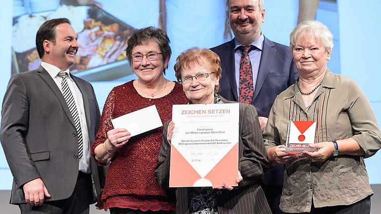 Zeichen setzen       -  Sie kochen für Senioren in Aidhausen (Lkr. Haßberge): Erna Kaiser, Ingrid Mees und Erna Heusinger (von links) mit Bürgermeister Dieter Möhring (links). Den Förderpreis der Main-Post übergab Redaktionsleiter Klaus Vogt.