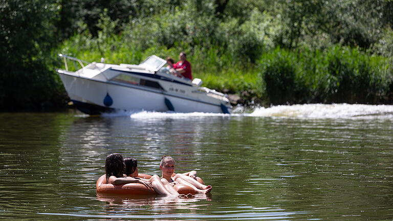 Viele, vor allen Dingen junge Menschen, genießen am Mittwoch (30.05.18) am Sanderauer Mainufer (bzw. im Main) einen heißen Sommertag bei knapp 29 Grad. Foto: Patty Varasano