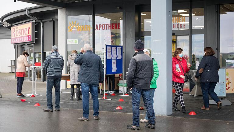 Schlange vor der Apotheke: Vor der Sonnen-Apotheke im Gewerbegebiet Kürnach wurden die FFP2-Schutzmasken separat ausgegeben.