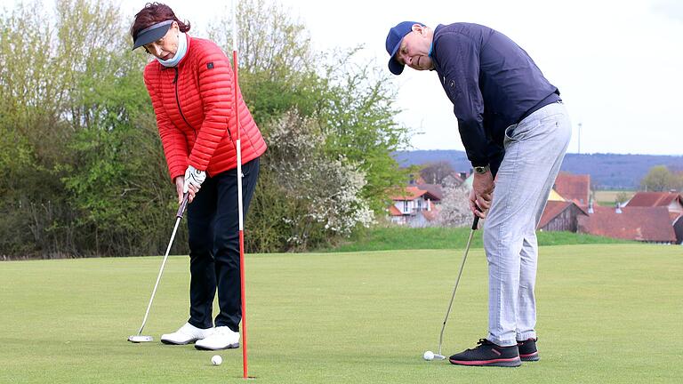 Auf den Golfplätzen der Region herrscht wieder reger Betrieb. Wie hier beim Golf Club Schweinfurt in Löffelsterz gibt es beim Golfen momentan einige Sonderregeln zu beachten. Grundsätzlich ist das Golfen als kontaktfreier Individualsport derzeit wieder erlaubt.