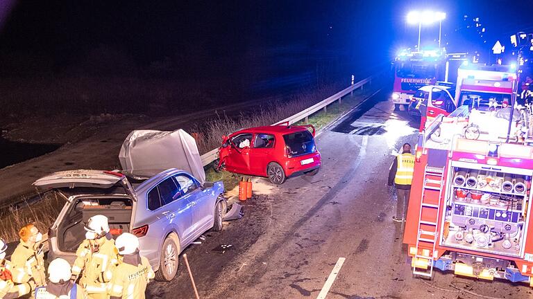 Im Baustellenbereich der Mainbrücke Horhausen ist der VW Touareg eines 32-Jährigen Mannes&nbsp; mit dem roten VW up einer 55-Jährigen Frau kollidiert. Sie starb noch am Unfallort.