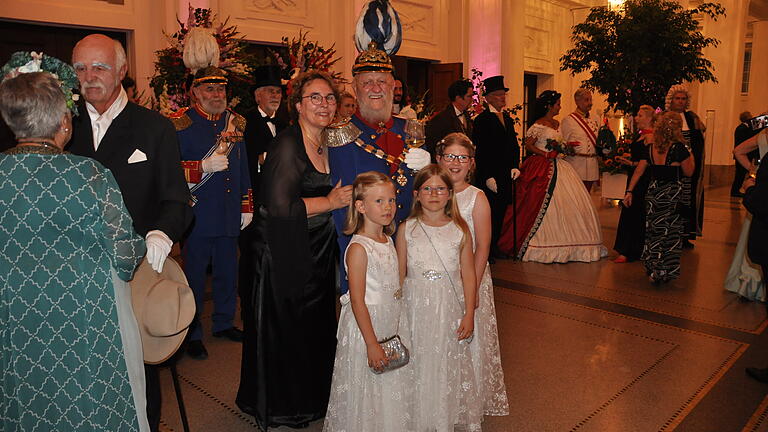 Rakoczy 2024: Rosenball mit Anna und Pater Krug und den Enkelinnen.       -  Rakoczy 2024: Rosenball mit Anna und Pater Krug und den Enkelinnen.