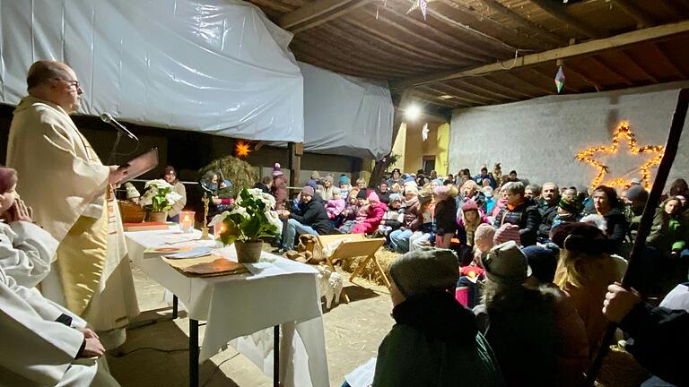 DerGottesdienst wurde von der katholischen Kirchenstiftung in den Schafstall der Familie-Geiling Storch verlegt, um dort mit Pfarrer Andreas Engert das „Fest der Heiligen Familie“ in ganz besonders authentischer Atmosphäre feiern zu können. Unter den Gottesdienstbesuchern waren auch viele Kinder, die besonders große Freude an der gesamten Veranstaltung hatten. DerGottesdienst wurde von der katholischen Kirchenstiftung in den Schafstall der Familie-Geiling Storch verlegt, um dort mit Pfarrer Andreas Engert das „Fest der Heiligen Familie“ in ganz besonders authentischer Atmosphäre feiern zu können. Unter den Gottesdienstbesuchern waren auch viele Kinder, die besonders große Freude an der gesamten Veranstaltung hatten.