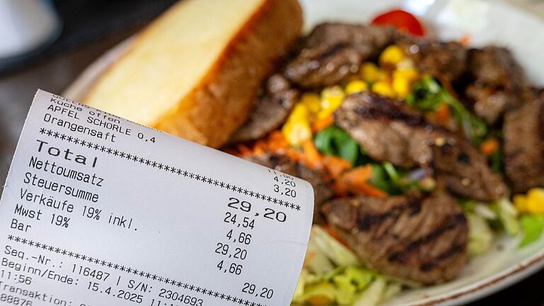 Mehrwertsteuer in der Gastronomie - Zeigt sich die geplante Mehrwertsteuersenkung auch auf der Restaurant-Rechnung? (Archivbild) Mehrwertsteuer in der Gastronomie - Zeigt sich die geplante Mehrwertsteuersenkung auch auf der Restaurant-Rechnung? (Archivbild)