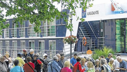 Fertig machen für Kitzingen: Die Gruppe „orange“ und das Rad-Team bereiten sich vor dem Hotelschiff auf den Ausflug vor. Fertig machen für Kitzingen: Die Gruppe „orange“ und das Rad-Team bereiten sich vor dem Hotelschiff auf den Ausflug vor.