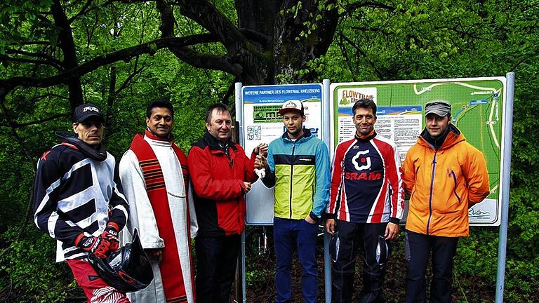 Eröffnung des Flowtrails am Kreuzberg mit kirchlichem Segen: Auf dem Bild (von links) Thorsten Riecke (Trailbauer), Pater Augustin, Bürgermeister Udo Baumann, Markus und Klaus Neumann sowie Michael Beer (Vorsitzender des RWV Haselbach).