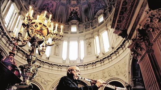 Klarinettenlegende Giora Feidman in der Pfarrkirche Grafenrheinfeld       -  (&ndash;ein)   Am Mittwoch, 25. März, gastiert der weltberühmte Ausnahmeklarinettist Giora Feidman zusammen mit dem Orgelvirtuosen Matthias Eisenberg im Rahmen der Konzertreihe &bdquo;klangkunst&ldquo; in Grafenrheinfeld. Das Konzert mit dem Programm &bdquo;Zwei Religionen eine Sprache &ndash; Musik&ldquo; beginnt um 19.30 Uhr in der Pfarrkirche. Giora Feidman ist ein lebendiges Stück Musikgeschichte: Mehr als 50 Jahre nachdem er mit seiner Klarinette erstmals in die Welt hinauszog, erscheint dieses Attribut nicht übertrieben. Als einer der wichtigsten Interpreten zeitgenössischer Musik hat sich Giora Feidman über die Jahrzehnte zu einem Phänomen entwickelt, ist Künstler, Entdecker und Ereignis, ein rastloser Botschafter mit einem Spiel von unverminderter Anziehungskraft. 1936 als Sohn jüdischer Einwanderer in Argentinien geboren, wird seine Jugend durch die spezifisch jüdische Musiktradition des Klezmer geprägt. Nach einer klassischen Musikausbildung wird Feidman mit 18 Jahren in das Symphonie- und Opernorchester des Teatro Colon in Buenos Aires aufgenommen. Zwei Jahre später folgt die Berufung als jüngster Klarinettist in das Israel Philharmonic Orchestra. Im Duett mit Matthias Eisenberg, der sich als Leipziger Gewandhausorganist ebenso wie als internationaler Konzertinterpret einen Namen machte, gibt Feidman mit dem Programm &bdquo;Zwei Religionen eine Sprache &ndash; Musik&ldquo; deutschlandweit Kirchenkonzerte. Hinter dem Titel verbirgt sich ein Programm, das immer wieder überrascht und Grenzen sprengt und scheinbar Konträres miteinander verschmilzt, jüdische Klänge und christliche Kirchenkompositionen gehen Hand in Hand. Karten sind erhältlich bei den bekannten Vorverkaufsstellen in Grafenrheinfeld in der St. Helena-Apotheke,  (0 97 23) 38 01 und in Schweinfurt bei Musikhaus Neuner,  (0 97 21) 2 25 55 sowie an der Abendkasse. Darüber hinaus besteht die Möglichkeit, in Grafenrheinfeld am Sonntag nach dem Gottesdienst Karten zu erwerben. Kinder und Jugendliche bis 14 Jahre erhalten 50 Prozent Ermäßigung. Weitere Infos unter www.musica-sacra-grafenrheinfeld.de