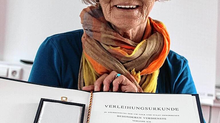 Maruska Hofmann-Sircelj mit dem Bundesverdienstkreuz, das Bundespräsident Joachim Gauck ihr persönlich verliehen hat. Maruska Hofmann-Sircelj mit dem Bundesverdienstkreuz, das Bundespräsident Joachim Gauck ihr persönlich verliehen hat.