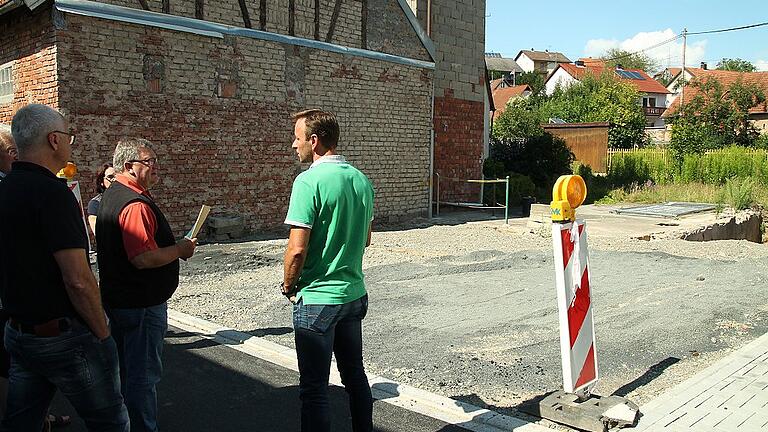 An dieser Stelle in der Gambacher Bachgasse hat die Stadt ein Haus abreißen lassen. Das Wasser des Leitengrabens läuft hier &bdquo;im Keller&ldquo; des ehemaligen Hauses weiter und dann unter der Bachgasse durch.