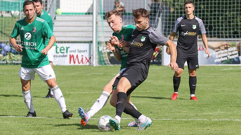 Shaban Rugovaj (TSVForst, vorne rechts) im Duell mit Niklas Wendel vom TSV Abtswind II.