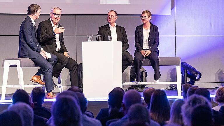 Beim Neujahrsempfang in Schweinfurt hatte die neue Main-Post-Geschäftsführung den ersten öffentlichen Auftritt : (v.r.) Renate Dempfle, Bernd Riedel und David Brandstätter im Gespräch mit Chefredakteur Ivo Knahn. Beim Neujahrsempfang in Schweinfurt hatte die neue Main-Post-Geschäftsführung den ersten öffentlichen Auftritt : (v.r.) Renate Dempfle, Bernd Riedel und David Brandstätter im Gespräch mit Chefredakteur Ivo Knahn. 