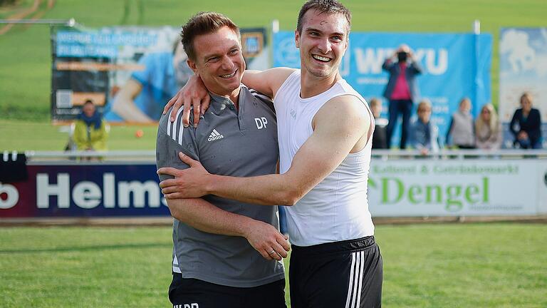 So sehen Meister aus: Trainer Dirk Pschiebl (links) und sein Außenbahnspieler Kai Schlagmüller jubeln über den Titelgewinn ihres FV Helmstadt in der Fußball-Kreisliga Würzburg 2 und den damit verbundenen Aufstieg in die Bezirksliga. So sehen Meister aus: Trainer Dirk Pschiebl (links) und sein Außenbahnspieler Kai Schlagmüller jubeln über den Titelgewinn ihres FV Helmstadt in der Fußball-Kreisliga Würzburg 2 und den damit verbundenen Aufstieg in die Bezirksliga.