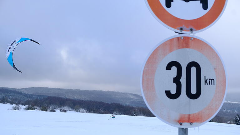 Der Winter ist da in der Rhön. Die Wintersportler haben ihren Spaß, Liftbetreiber und Bergwachtler haben allerlei zu tun.