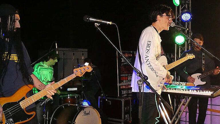 Zehn Bands heizten dem Publikum bei angenehmem Wetter am Freitag und Samstag beim Musikfestival in Untermerzbach so richtig ein wie hier zum Beispiel „Maffai“. Zehn Bands heizten dem Publikum bei angenehmem Wetter am Freitag und Samstag beim Musikfestival in Untermerzbach so richtig ein wie hier zum Beispiel „Maffai“.