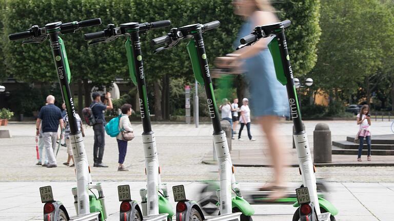 Einen E-Scooter-Verleih durch einen privaten Anbieter wird es bald auch in Schweinfurt geben. Der Ferienausschuss gab grünes Licht für eine Firma aus Würzburg. Einen E-Scooter-Verleih durch einen privaten Anbieter wird es bald auch in Schweinfurt geben. Der Ferienausschuss gab grünes Licht für eine Firma aus Würzburg.