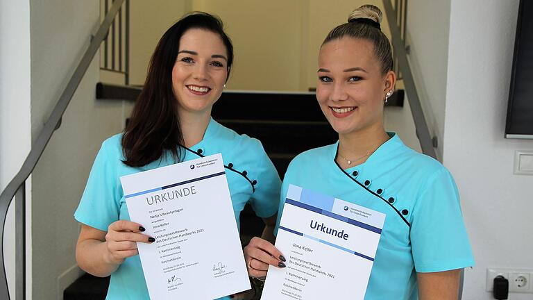 Die Gerolzhöferin Jona Keller (rechts) hat ihre Ausbildung zur Kosmetikerin als Kammer- und Landessiegerin beendet, sehr zur Freude ihrer Ausbilderin Nadja Horn (links).