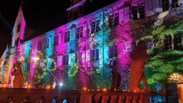 Illuminierte Fassade des Prälatenbaus, Abteigarten im Kerzenschein: In welcher Form das Lichterfest im Kloster Bronnbach am Freitag, 30. Juni, stattfinden kann, wird anhand der Wetterlage spontan entschieden – gefeiert wird auf jeden Fall.