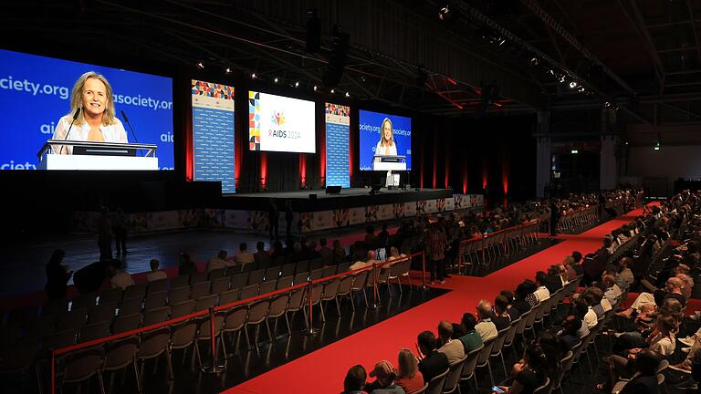 25. Welt-Aids-Konferenz - Sharon Lewin, Präsidentin der International AIDS Society (IAS), spricht bei der Eröffnung der 25. Welt-Aids-Konferenz. 25. Welt-Aids-Konferenz - Sharon Lewin, Präsidentin der International AIDS Society (IAS), spricht bei der Eröffnung der 25. Welt-Aids-Konferenz.