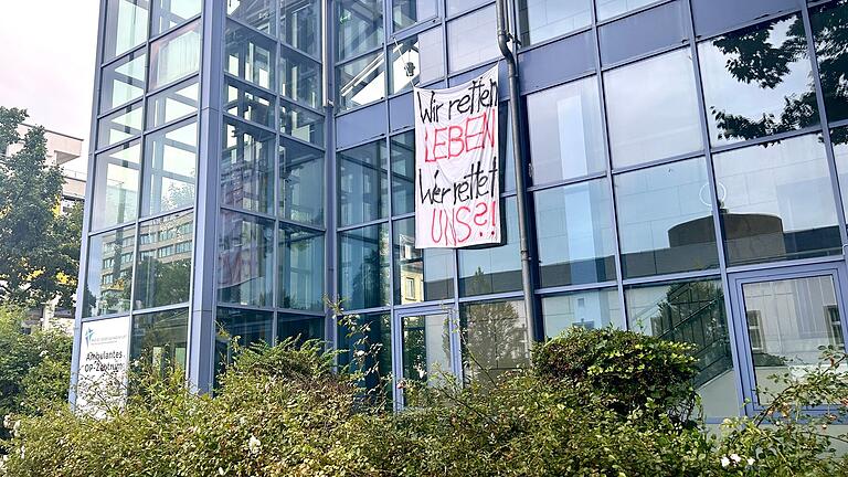 In vielen Bannern rund um das Josefs-Krankenhaus in Schweinfurt protestieren die Mitarbeitenden gegen die Schließung zum 31. Dezember.