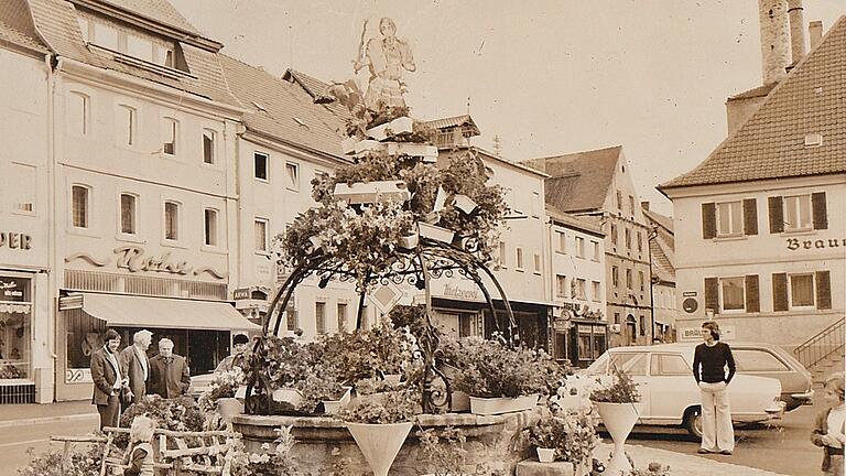 So sah der Michaelsbrunnen Ende der 1970er Jahren am Michaelstag aus. Er war mit vielen Blumenkästen geschmückt.