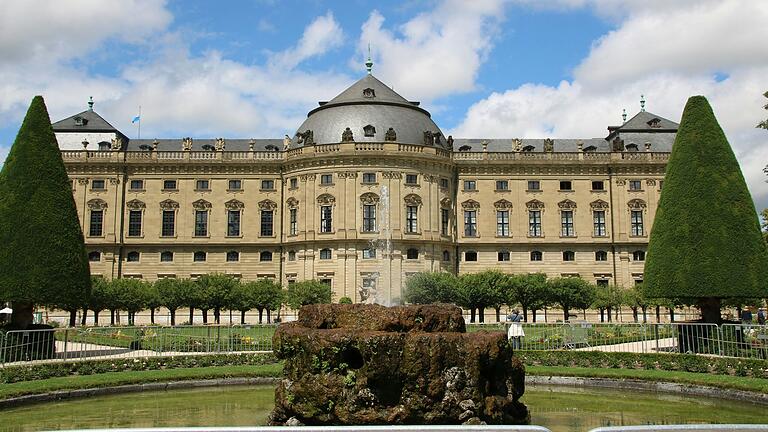 Ausflugsziel Hofgarten Würzburg: Blick auf die Westseite der Residenz. Ausflugsziel Hofgarten Würzburg: Blick auf die Westseite der Residenz.
