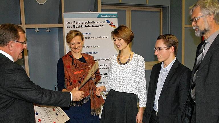 Gratulation zum Partnerschaftspreis: Bezirkstagspräsident Erwin Dotzel (von links), Eva Ernst (Fachbetreuerin Französisch), Theresa Wiener (dritte Schülersprecherin und Austauschteilnehmerin), Lukas Büttner (erster Schülersprecher und Austauschteilnehmer) und Wendelin Seufert (stellvertretender Schulleiter).