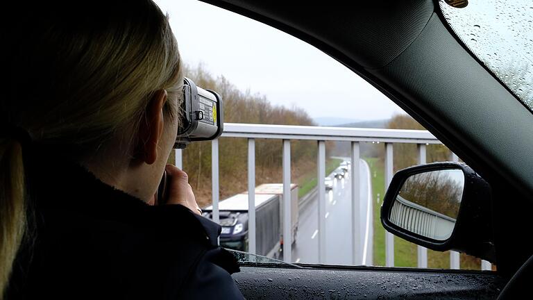 Genau hingeschaut: Beim Blitzmarathon der bayerischen Polizei wurde auch auf der B 279 bei Bischofsheim der Verkehr kontrolliert. Insgesamt wurden im Landkreis Rhön-Grabfeld vergleichsweise wenige Geschwindigkeitsvergehen gemessen.