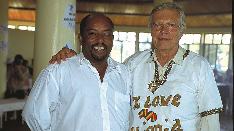 Karlheinz Böhm und Berhanu Negussie im Abdii-Borii-Waisenhaus - nach der Eröffnungsfeier des Mettu-Karl-Hospitals im Jahr 2001 Karlheinz Böhm und Berhanu Negussie im Abdii-Borii-Waisenhaus - nach der Eröffnungsfeier des Mettu-Karl-Hospitals im Jahr 2001
