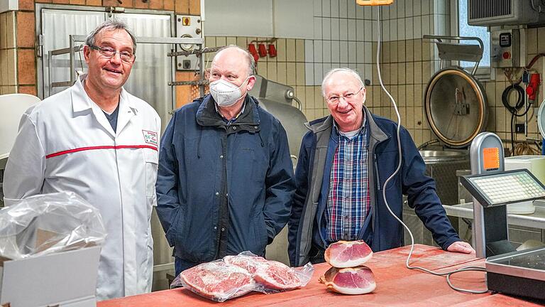 Schinken aus der Rhön (von links): Anton Koob von der Metzgerei Koob aus Bad Neustadt, Michael Geier, Leiter Bayerische Verwaltung Unesco-Biosphärenreservat Rhön, und Gerald Schneider vom Verein Rasdorfer GenussKultur.