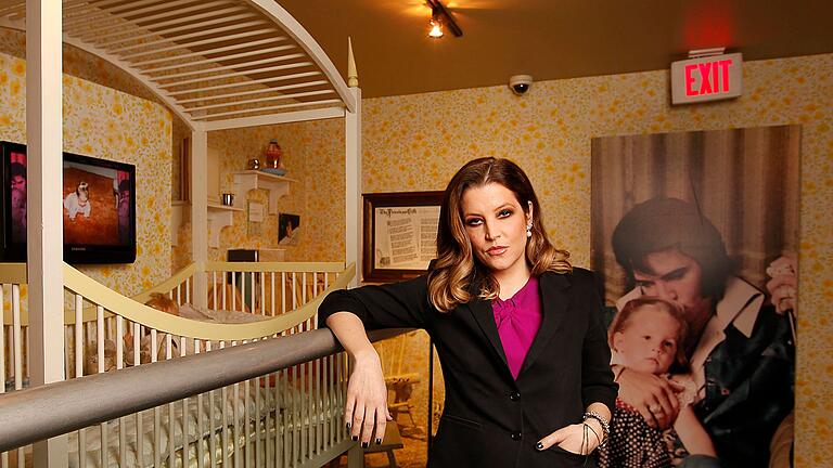 Lisa Marie Presley in Graceland       -  Lisa Marie Presley neben ihrem alten Kinderbett in Graceland.