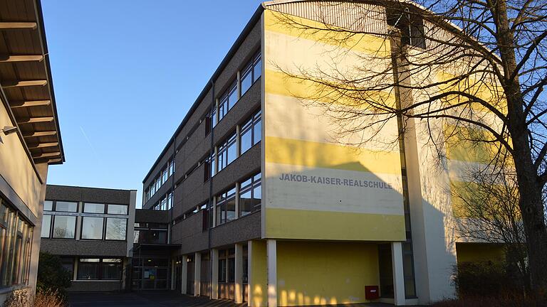 Das Gebäude ist in die Jahre gekommen: Die Jakob-Kaiser-Realschule in Hammelburg wurde zwischen 1972 bis 1974 erbaut.