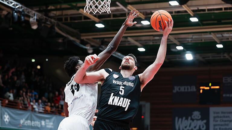 Owen Klassen (rechts) von den Würzburg Baskets verdiente sich am Mittwoch ein Sonderlob von Interimstrainer Dejan Mihevc. Owen Klassen (rechts) von den Würzburg Baskets verdiente sich am Mittwoch ein Sonderlob von Interimstrainer Dejan Mihevc.