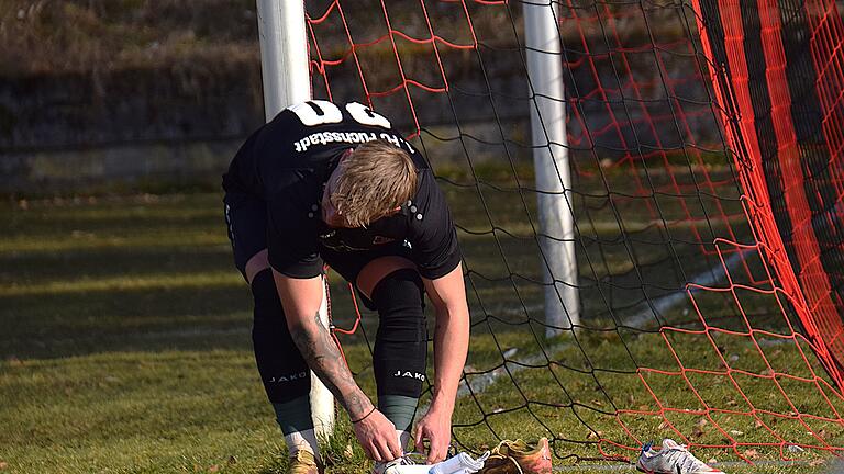 Rhöner Fußball-Nachlese - Treter-Wechsel: Für einen Tausch seines Schuhwerks hat sich Fuchsstadts Keeper Lukas Wenzel entschlossen. Rhöner Fußball-Nachlese - Treter-Wechsel: Für einen Tausch seines Schuhwerks hat sich Fuchsstadts Keeper Lukas Wenzel entschlossen.