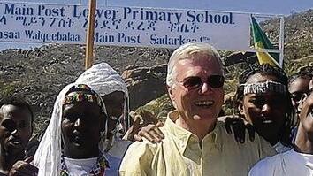 Eröffnung der Main-Post-Schule in Wolkebela im Februar 2005. Es war damals die 100. Schule, die „Menschen für Menschen“ in Äthiopien gebaut hat. Mittlerweile sind es bereits 191. Eröffnung der Main-Post-Schule in Wolkebela im Februar 2005. Es war damals die 100. Schule, die „Menschen für Menschen“ in Äthiopien gebaut hat. Mittlerweile sind es bereits 191.