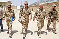 Oberst Peter Utsch (Dritter von rechts) zu Gast im Camp Pamir in der Nähe von Kunduz. Rechts von ihm der Berater des Kommandeurs der dort stationierten 20. Division der afghanischen Nationalarmee.