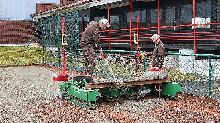 Blick auf den Platz 3 der Anlage des TC Rot-Weiß Mellrichstadt, der in diesen Tagen saniert wird: Die Vorarbeiten am Platzunterbau sind ein wichtiger Baustein, damit der Tennis Force Spielbelag (Allwetterbelag) aufgebracht werden kann. Blick auf den Platz 3 der Anlage des TC Rot-Weiß Mellrichstadt, der in diesen Tagen saniert wird: Die Vorarbeiten am Platzunterbau sind ein wichtiger Baustein, damit der Tennis Force Spielbelag (Allwetterbelag) aufgebracht werden kann.